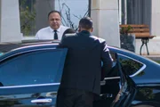 Sem máscara, Pauzello deixa hotel militar com namorada
