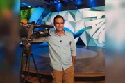 Membro de uma família de atletas, tinha o sonho de ser jogador de vôlei e seguir os passos dos outros esportistas da família. Contudo, após ser cortado da seleção brasileira infanto-juvenil, desistiu dos esportes e ingressou na faculdade de jornalismo na capital Federal 
