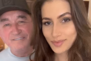 Amado Batista e Calita Franciele posam juntos e sorridentes