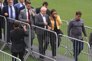 Lula e Janja chegam ao gramado da Vila Belmiro para acompanhar velório de Pelé