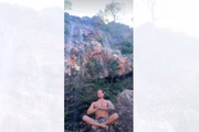 O ator Dado Dolabella em momento de meditação em cachoeira na Chapada dos Veadeiros (GO)