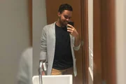 Com lábia afiada e esbanjando simpatia costuma ganhar a confiança das vendedoras e experimenta os sapatos de maior valor