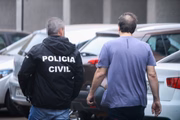 Policiais civis foram até a casa do médico