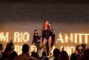 Cantora arrasou em virada do ano comandada por Miley Cyrus
