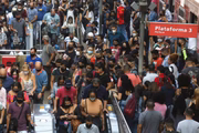 Aglomeração de passageiros na plataforma da Estação Luz da CPTM, no centro da capital paulista, na manhã da quarta-feira (3/3)