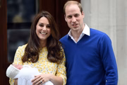 Kate e William apresentam a princesa Charlotte