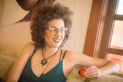 Natália Pires, 32, nascida e criada em Taguatinga. É formada em canto lírico pela Escola de Música de Brasília. Participa das bandas Forró do Brado e Nat Mirros e os Espelhos da Noite