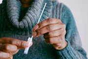 A coleta requer que o usuário cuspa a saliva em um copo. Depois, com o cotonete que vem no kit, a pessoa transfere a quantidade necessária de saliva para um tubo de extração