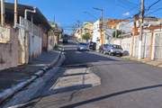 "Buraco" deixado no asfalto da Rua Isanga, na Freguesia do Ó; trecho não foi recapeado pois havia um carro parado no local