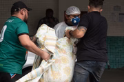 Em meio ao colapso do sistema de saúde causado pela Covid-19 em Manaus (AM), famílias e funcionários do Hospital 28 de agosto desembarcaram paciente de forma improvisada