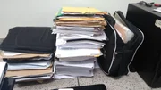 Entre os documentos, muita papelada relacionada à cessão de direitos