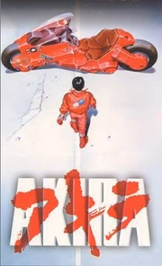 <b>Akira (1988), de Katsuhiro Ôtomo</b>. Uma grande explosão fez com que Tóquio fosse destruída em 1988. Em seu lugar, foi construída Neo-Tóquio, que, em 2019, sofre atentados terroristas por toda a cidade. Os amigos Kaneda e Tetsuo integram uma gangue de motoqueiros. Eles disputam rachas violentos com uma gangue rival, os Palhaços, até que um dia Tetsuo encontra Takashi, uma estranha criança com poderes que fugiu do hospital onde era mantida como cobaia