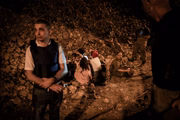 Pessoas se protegem na beira de uma estrada em Tel Aviv, durante um alerta sobre a chegada de mísseis lançados do Irã 