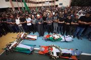 Pessoas rezam no funeral de Moaz Raed Odeh, Hassan Muhannad Abu Srour, Musab Abdel Halim Abu Rida e Ubadah Saed Abu Srour, que foram mortos quando soldados israelenses abriram fogo na aldeia de Kasra, em Nablus, Cisjordânia, em 12 de outubro de 2023