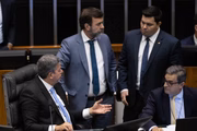Arthur Lira, presidente da Câmara dos Deputados, em conversa com parlamentares