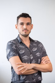 Bruno Bucis é formado em jornalismo no Iesb e em letras na UnB, é mestre em letras e filosofia pela Universidade de Buenos Aires. Atuou no jornal Metro, no SBT e em assessorias de imprensa e como correspondente em meios de comunicação do Chile e da Argentina. Também é escritor e professor de espanhol.