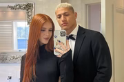Richarlison e Amanda Araujo posam juntos para selfie antes de evento