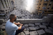 As pessoas avaliam a causa da destruição causada pelos ataques aéreos israelenses na Cidade de Gaza em 7 de outubro de 2023