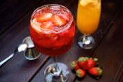 Bloody Gim Tonic: xarope de frutas vermelhas, gim, pedaços de morango e tônica (R$25,90)