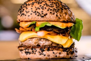 Um dos burgers Signature da casa