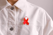 A baixa imunidade permite o aparecimento de doenças oportunistas, que recebem esse nome por se aproveitarem da fraqueza do organismo. Com isso, atinge-se o estágio mais avançado da doença, a aids