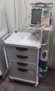 Os dois carrinhos de emergência do hospital estão danificados. Isso impede atendimento emergencial a pacientes, uma vez que o desfibrilador e o balão de oxigênio não funcionam