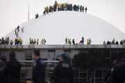 Manifestantes bolsonaristas em ato golpista de 8 de janeiro