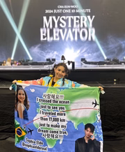 Sophia Eldo posa para foto enquanto espera show de seu ídolo do k-pop Cha Eun-woo