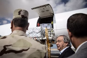 O secretário-geral das Nações Unidas, Antonio Guterres, inspeciona suprimentos de socorro dos Emirados Árabes Unidos no Aeroporto Internacional de El Arish, antes de sua visita à passagem de fronteira de Rafah, entre o Egito e a Faixa de Gaza