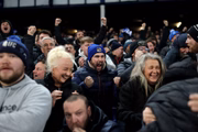 Torcedores do Everton celebram empate contra o Liverpool 