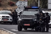 Forças israelenses permanecem protegidas enquanto as medidas são reforçadas pelo exército, polícia e outras forças de segurança depois que o Hamas lançou a Operação Al-Aqsa Flood em Sderot, Israel