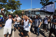 Torcedores de Palmeiras e Santos no entorno do Maracanã