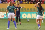Comissão técnica passa as últimas orientações para as jogadoras antes da partida