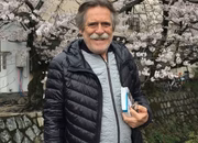 José de Abreu posa durante uma viagem
