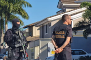 Agentes da PF foram à casa de Bolsonaro na operação que apreendeu celular do ex-presidente