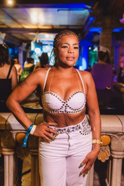 Tati Quebra Barraco no evento de Bridgerton