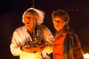 <b>De Volta Para o Futuro </b>. Um jovem (Michael J. Fox) aciona acidentalmente uma máquina do tempo construída por um cientista (Christopher Lloyd) em um Delorean, retornando aos anos 1950. Lá conhece sua mãe (Lea Thompson), antes ainda do casamento com seu pai, que fica apaixonada por ele. Tal paixão põe em risco sua própria existência, pois alteraria todo o futuro, forçando-o a servir de cupido entre seus pais