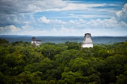 Tikal é uma cidade feita pelos maias. A maioR atração do local é ver as ruínas das construções antigas no Parque Nacional de Tikal