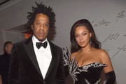 Em 2013, Beyoncé acenou para os fãs da sacada do Saratoga e circulou pelas ruas de Havana, a capital cubana, ao lado do marido, Jay-Z. Na ocasião, os dois visitaram a ilha para comemorar os cinco anos de casamento