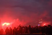Com sinalizadores nas mãos, torcedores do Atlético de Madrid cantam e chama Vini Jr. de macaco.