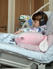 Sofia, filha de Ferrugem, ouve música 