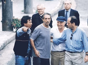 Em 1989, Abilio Diniz foi sequestrado em São Paulo. Na foto ele havia acabado de deixar o cativeiro e aparece junto do cardeal Dom Paulo Evaristo Arns (atrás) e Luís Carlos Bresser Pereira (de boné)