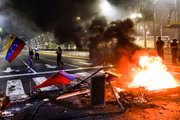 Protestos tomam conta da Venezuela, após resultado de suposta reeleição de Nicolás Maduro