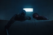 <b>E a solução</b>: porém, o diretor também busca explorar outras soluções à metafora do capitalismo: há um certo ensaio revolucionário no filme, com uma tentativa de "conscientização das massas"