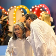 Geraldo Luís cochicha no ouvido de Marlene Mattos