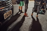 Pessoas tentam ajudar vítima de atropelamento em São Paulo