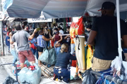 Pessoas se aglomeram e desrespeitam os protocolos sanitários durante as compras