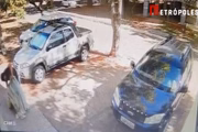 Pelas imagens, é possível ver quando Daniel chega, estaciona o carro na frente do prédio onde mora, na 411 Norte, e tira a mala do bagageiro