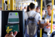 Em fevereiro, Ibaneis assinou o decreto do programa Vai de Graça, de gratuidade do transporte público aos domingos e feriados
