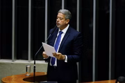 Presidente da Câmara dos Deputados, Arthur Lira (PP-AL), deixa a mesa e discursa na tribuna